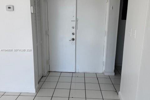 Condominio en alquiler en Miami, Florida, 2 dormitorios, 83.43 m2 № 1999654 - foto 2