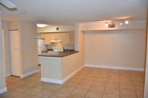 Condominio en alquiler en Miramar, Florida, 2 dormitorios, 99.59 m2 № 2010642 - foto 3