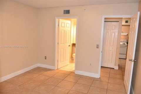 Condominio en alquiler en Miramar, Florida, 2 dormitorios, 99.59 m2 № 2010642 - foto 9