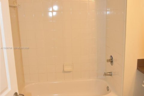 Condominio en alquiler en Miramar, Florida, 2 dormitorios, 99.59 m2 № 2010642 - foto 11