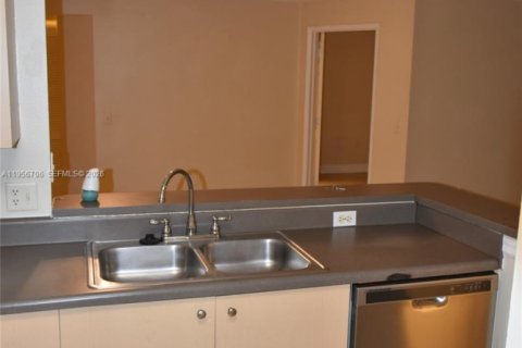 Condominio en alquiler en Miramar, Florida, 2 dormitorios, 99.59 m2 № 2010642 - foto 5