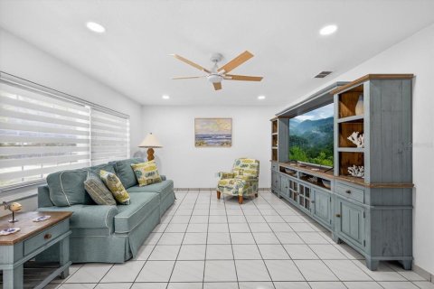 House in Tampa, Florida 3 bedrooms, 172.43 sq.m. № 2112398 - photo 6