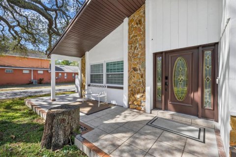 House in Tampa, Florida 3 bedrooms, 172.43 sq.m. № 2112398 - photo 2