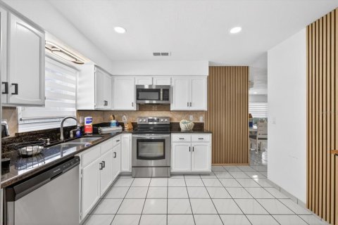 House in Tampa, Florida 3 bedrooms, 172.43 sq.m. № 2112398 - photo 12