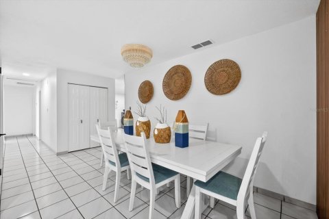 House in Tampa, Florida 3 bedrooms, 172.43 sq.m. № 2112398 - photo 10
