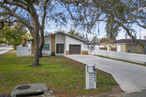 House in Tampa, Florida 3 bedrooms, 172.43 sq.m. № 2112398 - photo 4