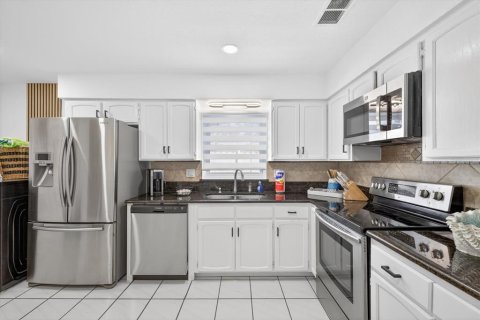 House in Tampa, Florida 3 bedrooms, 172.43 sq.m. № 2112398 - photo 14