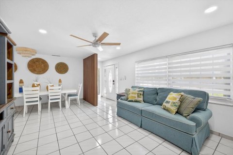 House in Tampa, Florida 3 bedrooms, 172.43 sq.m. № 2112398 - photo 7