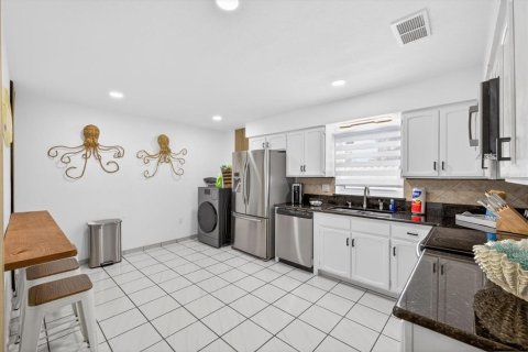 House in Tampa, Florida 3 bedrooms, 172.43 sq.m. № 2112398 - photo 11