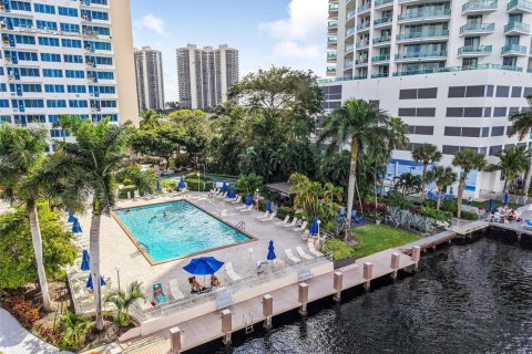 Condo in Fort Lauderdale, Florida, 2 bedrooms  № 2417401 - photo 2