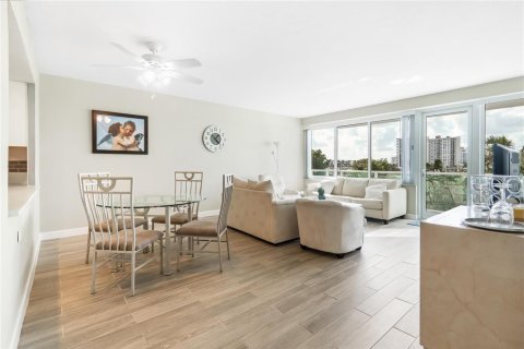 Condo in Fort Lauderdale, Florida, 2 bedrooms  № 2417401 - photo 6