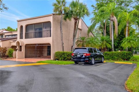 Townhouse in Doral, Florida 4 bedrooms, 206.24 sq.m. № 591432 - photo 1