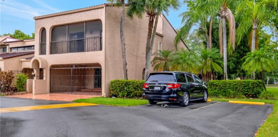 Townhouse in Doral, Florida 4 bedrooms, 206.24 sq.m. № 591432