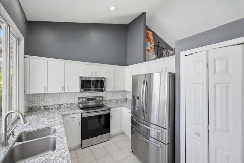House in Port St. Lucie, Florida 3 bedrooms, 127.37 sq.m. № 2083530 - photo 5
