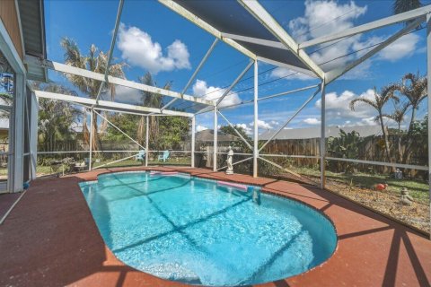 House in Port St. Lucie, Florida 3 bedrooms, 127.37 sq.m. № 2083530 - photo 2