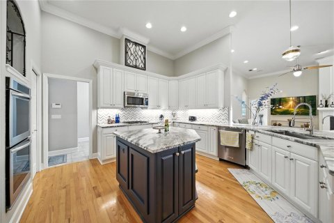 House in Tampa, Florida 4 bedrooms, 290.23 sq.m. № 1877290 - photo 8