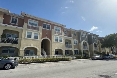 Condo in Doral, Florida, 3 bedrooms  № 1965431 - photo 2