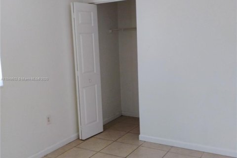 Condo in Hialeah, Florida, 2 bedrooms  № 1852272 - photo 3