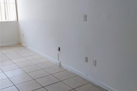 Condo in Hialeah, Florida, 2 bedrooms  № 1852272 - photo 5