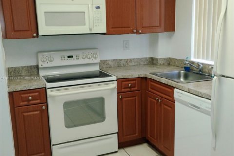 Condo in Hialeah, Florida, 2 bedrooms  № 1852272 - photo 1
