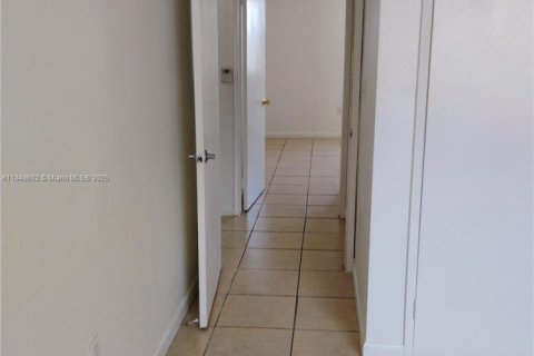Condo in Hialeah, Florida, 2 bedrooms  № 1852272 - photo 20