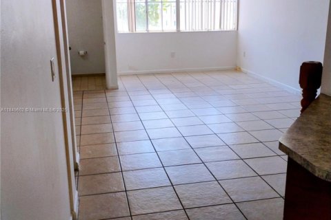 Condo in Hialeah, Florida, 2 bedrooms  № 1852272 - photo 4