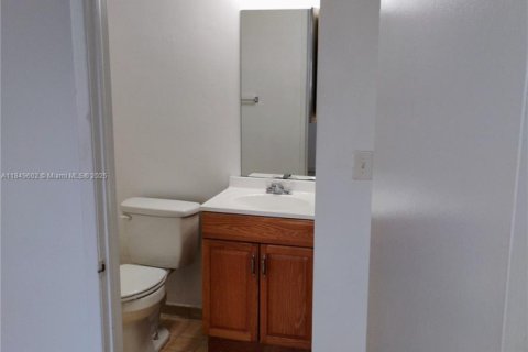 Condo in Hialeah, Florida, 2 bedrooms  № 1852272 - photo 13