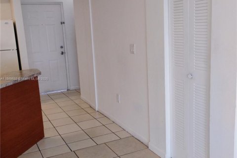 Condo in Hialeah, Florida, 2 bedrooms  № 1852272 - photo 17