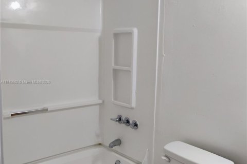 Condo in Hialeah, Florida, 2 bedrooms  № 1852272 - photo 14