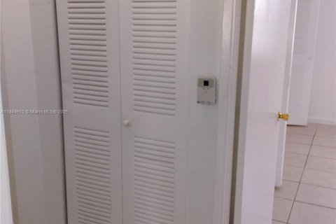 Condo in Hialeah, Florida, 2 bedrooms  № 1852272 - photo 9