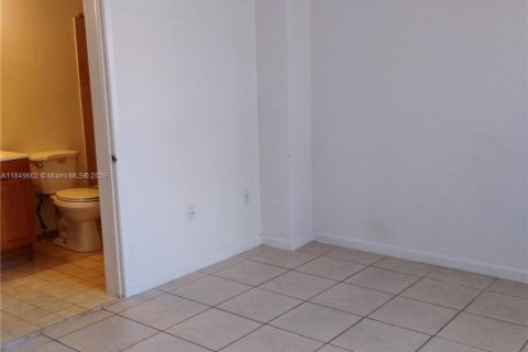 Condo in Hialeah, Florida, 2 bedrooms  № 1852272 - photo 25