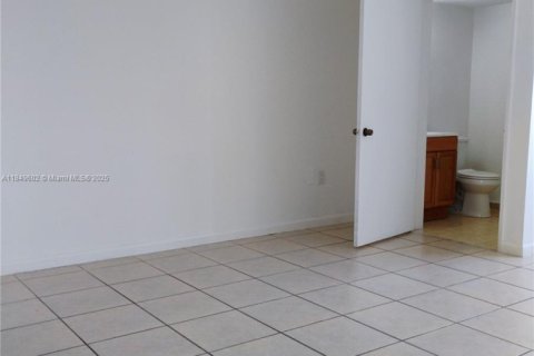 Condo in Hialeah, Florida, 2 bedrooms  № 1852272 - photo 6