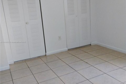 Condo in Hialeah, Florida, 2 bedrooms  № 1852272 - photo 22