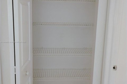 Condo in Hialeah, Florida, 2 bedrooms  № 1852272 - photo 15