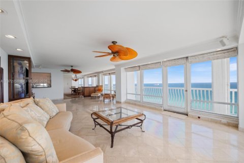Condo in Fort Lauderdale, Florida, 4 bedrooms  № 2297602 - photo 10