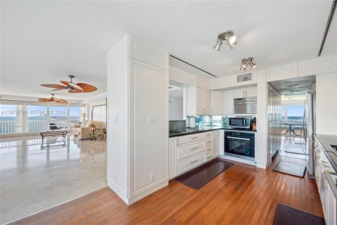Condo in Fort Lauderdale, Florida, 4 bedrooms  № 2297602 - photo 18