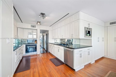 Condo in Fort Lauderdale, Florida, 4 bedrooms  № 2297602 - photo 16
