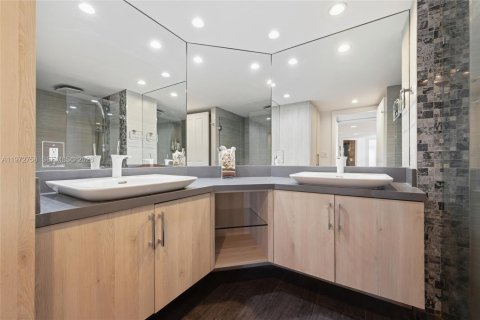 Condo in Fort Lauderdale, Florida, 4 bedrooms  № 2297602 - photo 24