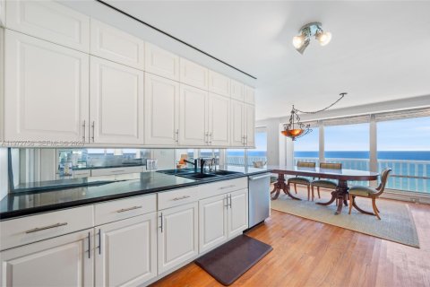 Condo in Fort Lauderdale, Florida, 4 bedrooms  № 2297602 - photo 17