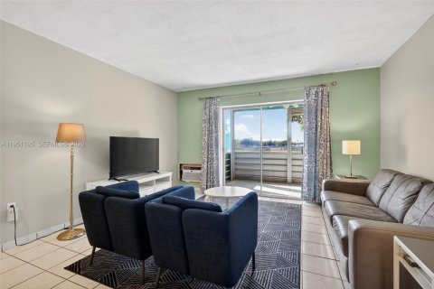 Купить кондоминиум в Майами, Флорида 2 спальни, 82.03м2, № 2054935 - фото 2