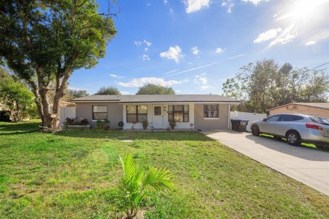 House in Apopka, Florida 4 bedrooms, 104.52 sq.m. № 1525787 - photo 1