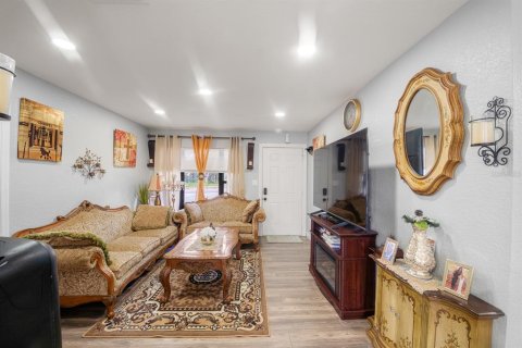 House in Apopka, Florida 4 bedrooms, 104.52 sq.m. № 1525787 - photo 5