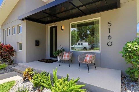 House in Saint Petersburg, Florida 3 bedrooms, 175.21 sq.m. № 2203985 - photo 4