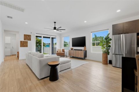 House in Saint Petersburg, Florida 3 bedrooms, 175.21 sq.m. № 2203985 - photo 20