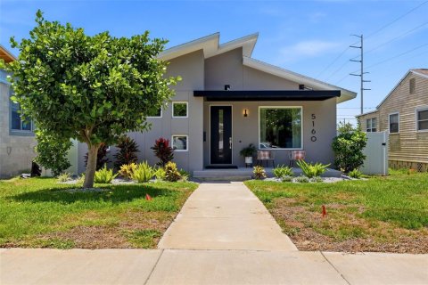 House in Saint Petersburg, Florida 3 bedrooms, 175.21 sq.m. № 2203985 - photo 3