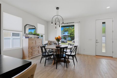 House in Saint Petersburg, Florida 3 bedrooms, 175.21 sq.m. № 2203985 - photo 6