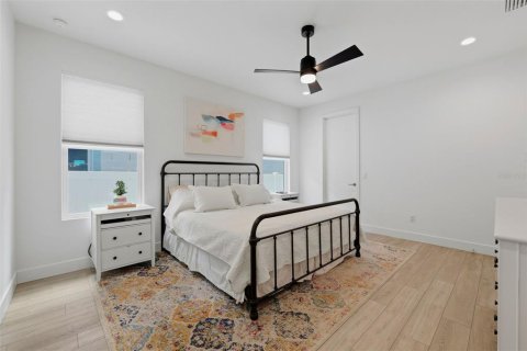 House in Saint Petersburg, Florida 3 bedrooms, 175.21 sq.m. № 2203985 - photo 28