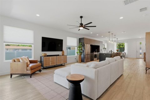 House in Saint Petersburg, Florida 3 bedrooms, 175.21 sq.m. № 2203985 - photo 21