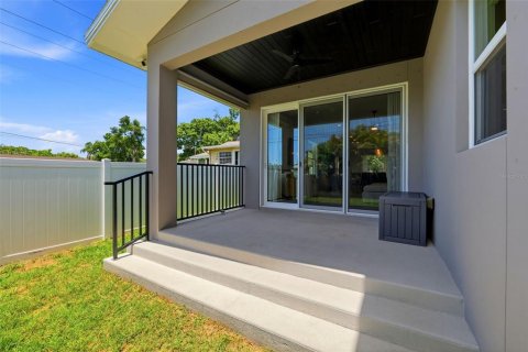 House in Saint Petersburg, Florida 3 bedrooms, 175.21 sq.m. № 2203985 - photo 25