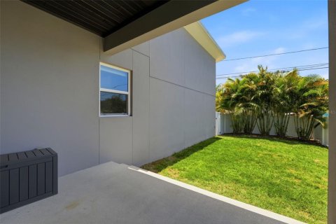 House in Saint Petersburg, Florida 3 bedrooms, 175.21 sq.m. № 2203985 - photo 24